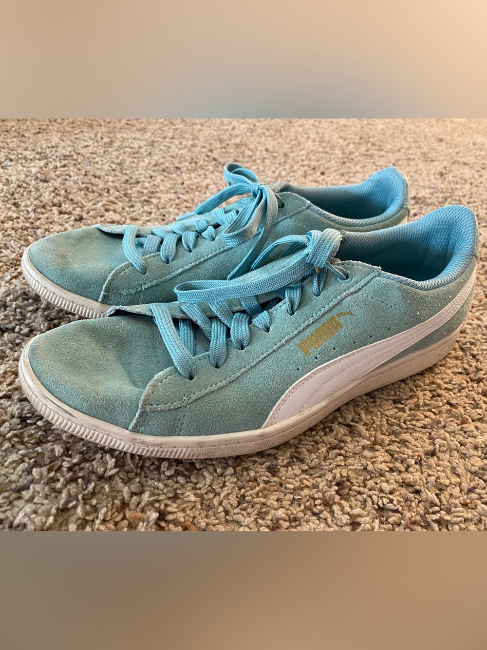 Women’s 9 Aqua Blue Suede Puma sneaker